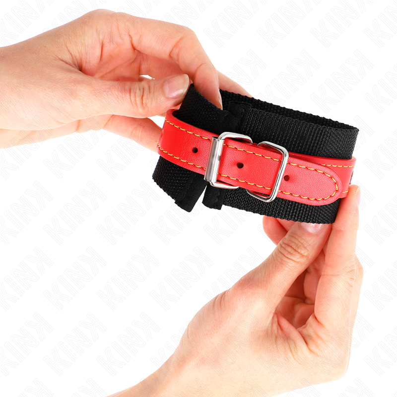 KINK - NYLON HANDGELENKFESSELN SCHWARZ MIT KUNSTLEDER ROT VERSTELLBAR 19-24 CM X 5,5 CM - Sexotim