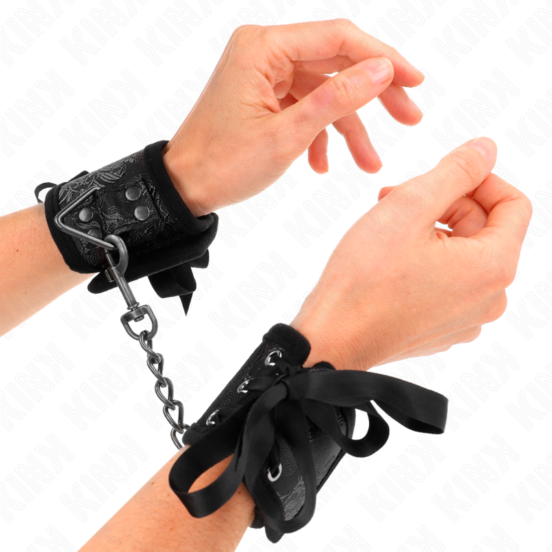 KINK - SCANDAL HANDGELENKSFESSELN SCHWARZE SPITZENDETAILS 24,5 CM X 6,5 CM - Sexotim