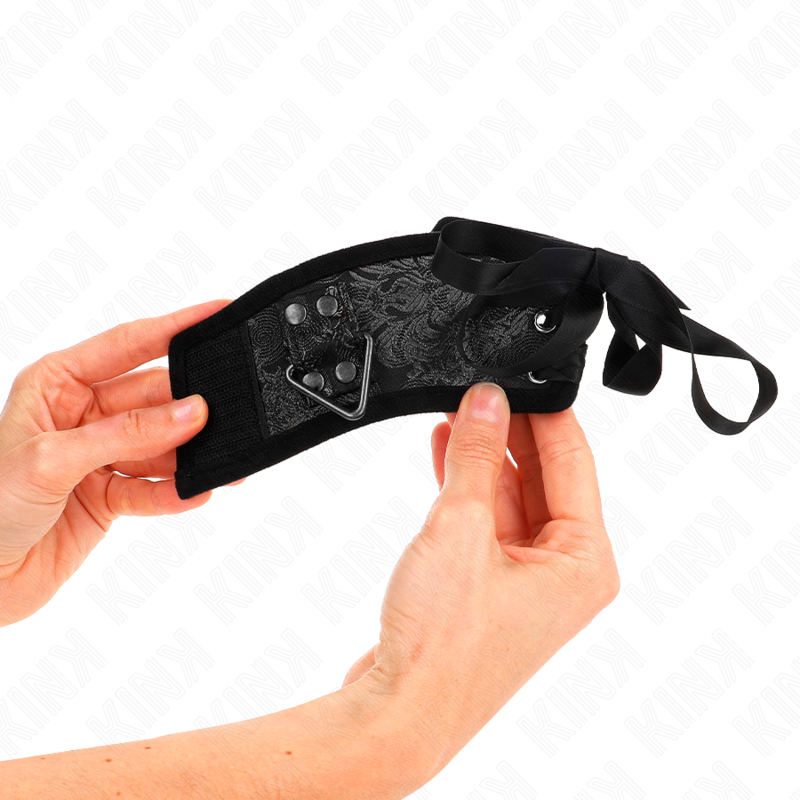 KINK - SCANDAL HANDGELENKSFESSELN SCHWARZE SPITZENDETAILS 24,5 CM X 6,5 CM - Sexotim