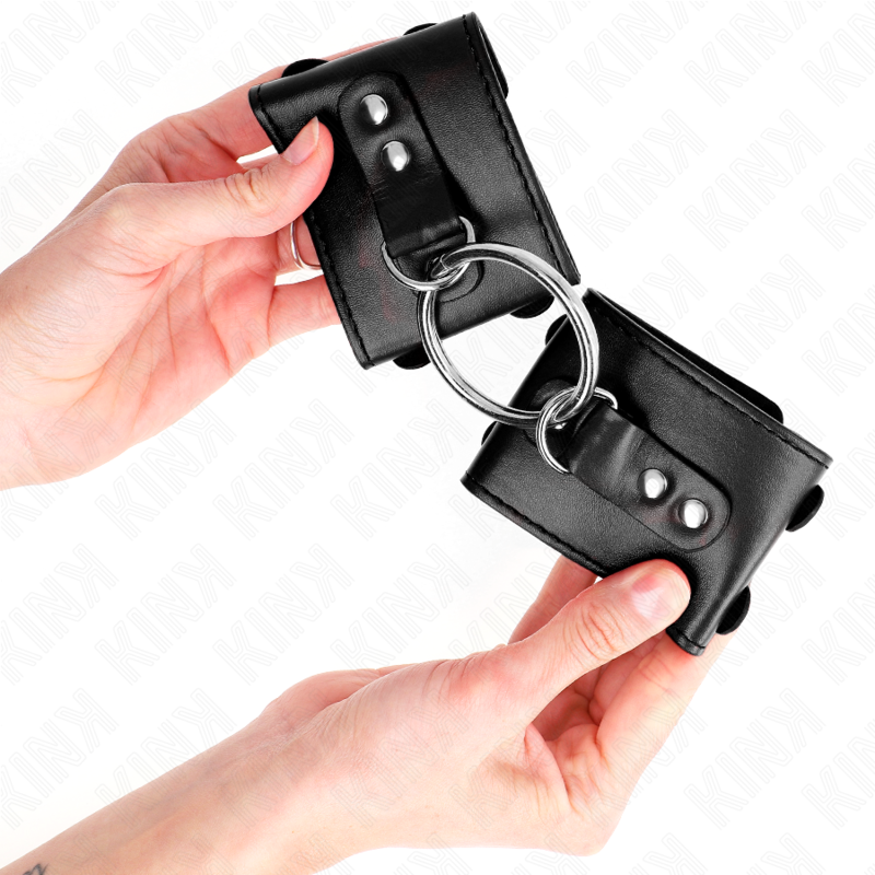KINK - FESTE HANDGELENKFESSELN MIT RING UND NIETEN VERSTELLBAR SCHWARZ 17-22 CM X 6,5 CM - Sexotim