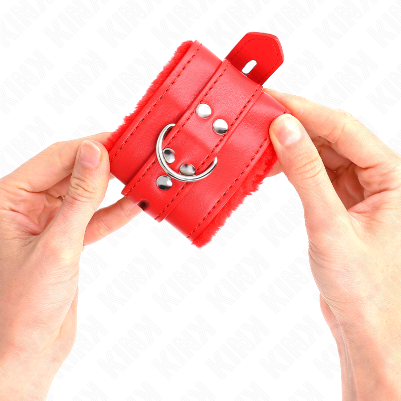 KINK - PELZGEFÜTTERTE HANDGELENKFESSELN MIT QUADRATISCHEN LÖCHERN, ROT UND ROTER GÜRTEL, VERSTELLBAR 17-29 CM X 6 CM - Sexotim