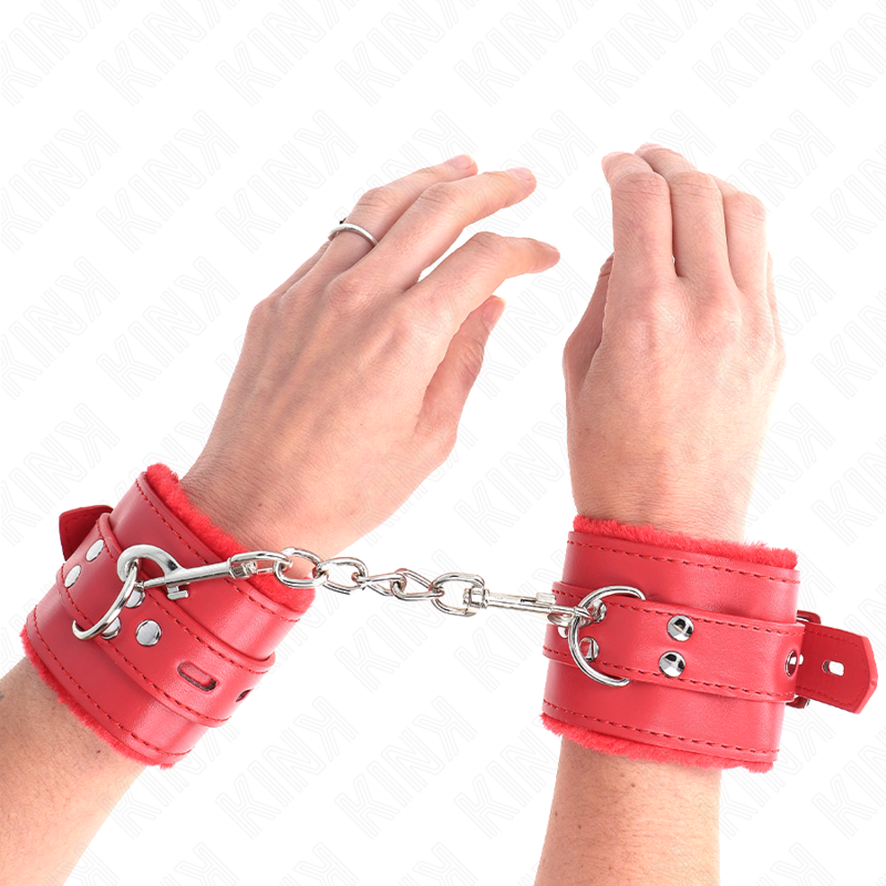 KINK - PELZGEFÜTTERTE HANDGELENKFESSELN MIT QUADRATISCHEN LÖCHERN, ROT UND ROTER GÜRTEL, VERSTELLBAR 17-29 CM X 6 CM - Sexotim