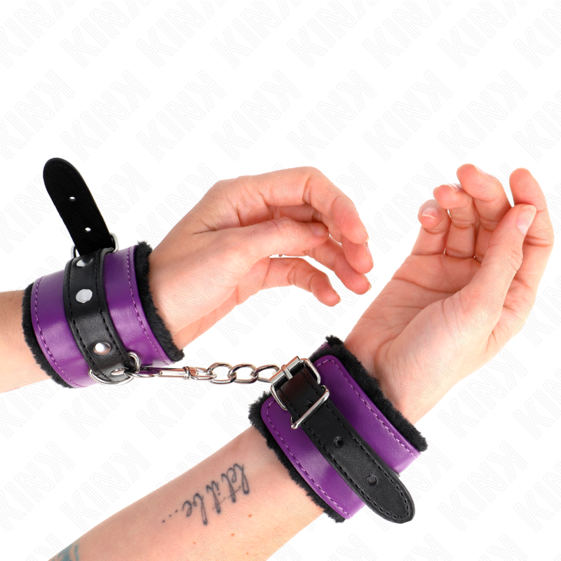 KINK - PREMIUM PELZGEFÜTTERTE HANDGELENKFESSELN SCHWARZ MIT LILA / SCHWARZER GÜRTEL VERSTELLBAR 17-29 CM X 6 CM - Sexotim