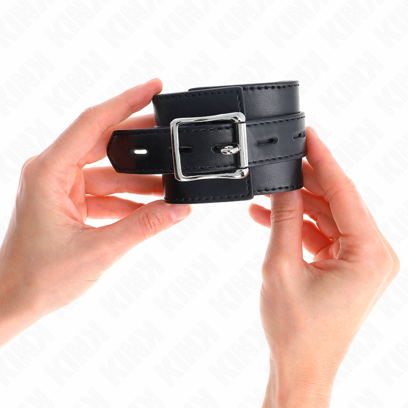 KINK - HANDGELENKFESSELN SCHWARZ MIT SCHWARZEM GÜRTEL VERSTELLBAR 17-28 CM X 6 CM - Sexotim