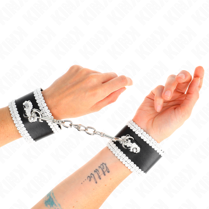 KINK - SCHWARZE HANDGELENKFESSELN MIT WEISSER DEKORIERTER SPITZE, VERSTELLBAR 20-23 CM X 5,5 CM - Sexotim