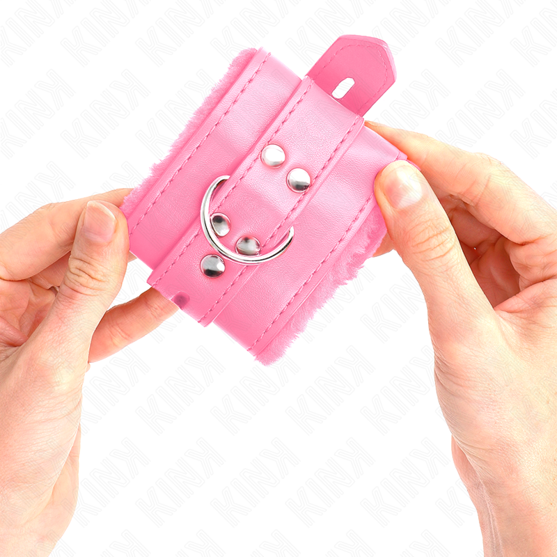 KINK - PELZGEFÜTTERTE HANDGELENKFESSELN MIT QUADRATISCHEN LÖCHERN, ROSA UND ROSA GÜRTEL, VERSTELLBAR 17-29 CM X 6 CM - Sexotim