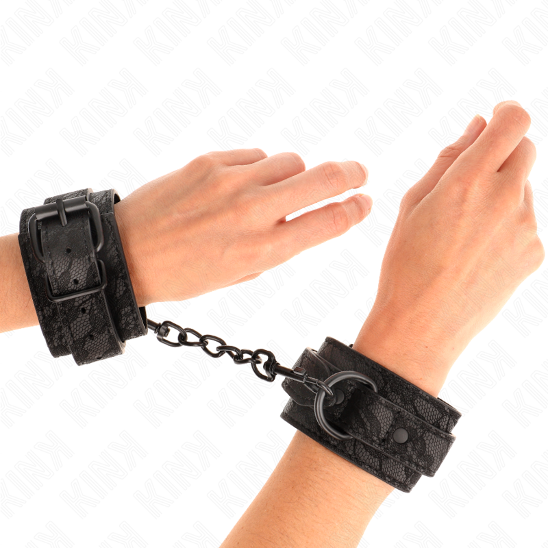 KINK - MIT DUNKLER SPITZE ÜBERZOGENE HANDGELENKMANSCHETTEN VERSTELLBAR SCHWARZ 19-26 CM - Sexotim