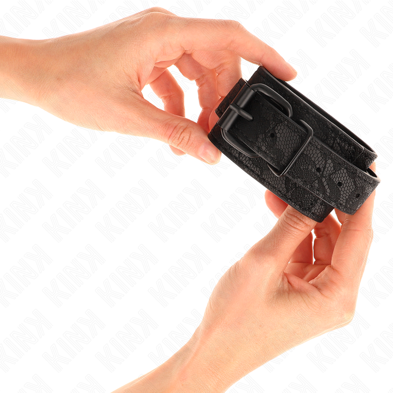 KINK - MIT DUNKLER SPITZE ÜBERZOGENE HANDGELENKMANSCHETTEN VERSTELLBAR SCHWARZ 19-26 CM - Sexotim