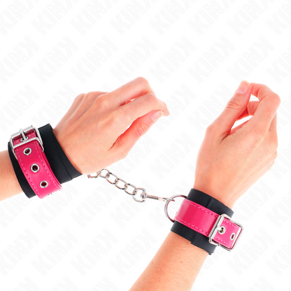 KINK - NYLON HANDGELENKFESSELN SCHWARZ MIT KUNSTLEDERGÜRTEL HIMBEERROSA VERSTELLBAR 19-29 CM X 5,1 CM - Sexotim