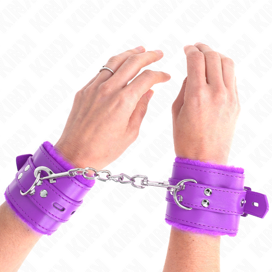 KINK - PELZGEFÜTTERTE HANDGELENKFESSELN MIT QUADRATISCHEN LÖCHERN, LILA UND LILA GÜRTEL, VERSTELLBAR 17-29 CM X 6 CM - Sexotim