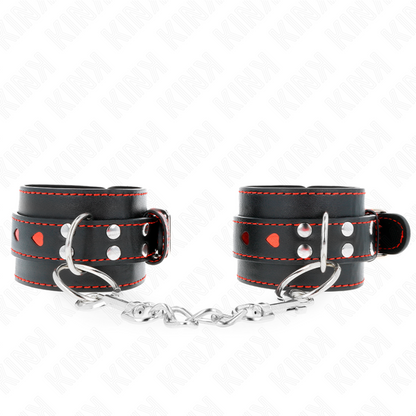 KINK - SCHWARZE HANDGELENKFESSELN MIT ROTER HERZEINLAGE, VERSTELLBAR 21-28 CM X 5,5 CM - Sexotim
