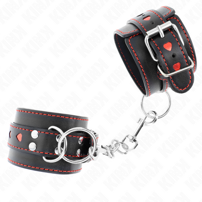 KINK - SCHWARZE HANDGELENKFESSELN MIT ROTER HERZEINLAGE, VERSTELLBAR 21-28 CM X 5,5 CM - Sexotim