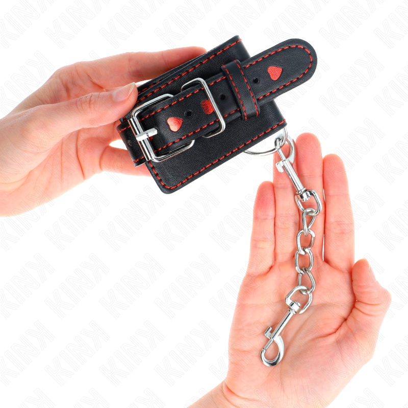 KINK - SCHWARZE HANDGELENKFESSELN MIT ROTER HERZEINLAGE, VERSTELLBAR 21-28 CM X 5,5 CM - Sexotim