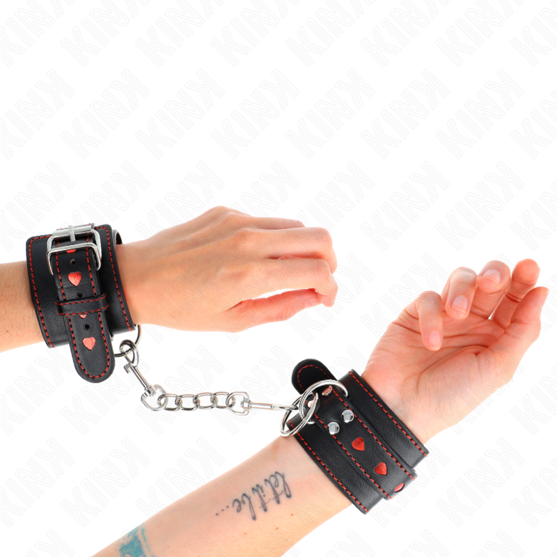 KINK - SCHWARZE HANDGELENKFESSELN MIT ROTER HERZEINLAGE, VERSTELLBAR 21-28 CM X 5,5 CM - Sexotim